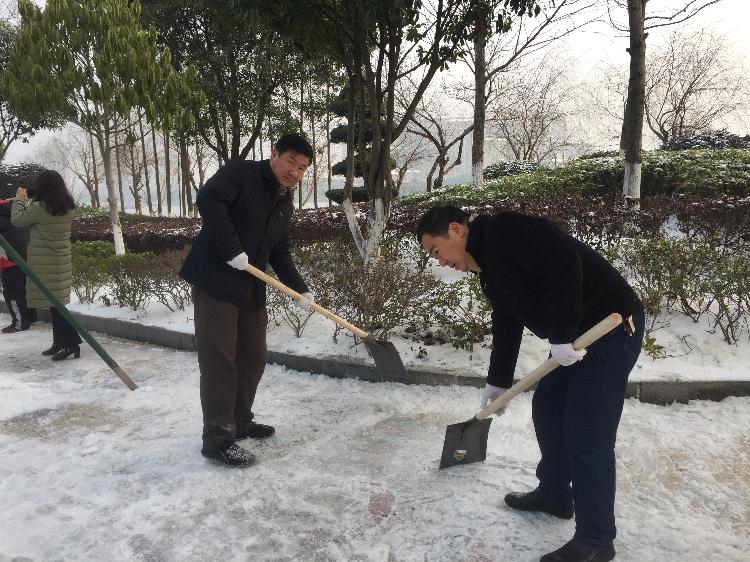 市财政局积极开展扫雪除冰活动