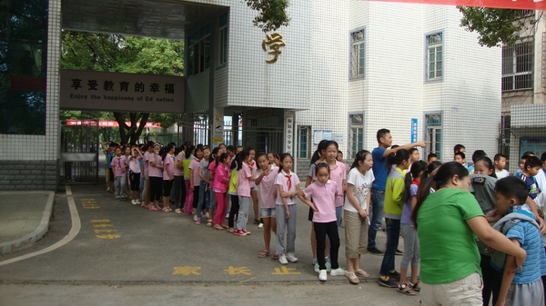 岳阳楼分局望岳路派出所组织洞氮小学开展消防安全演习