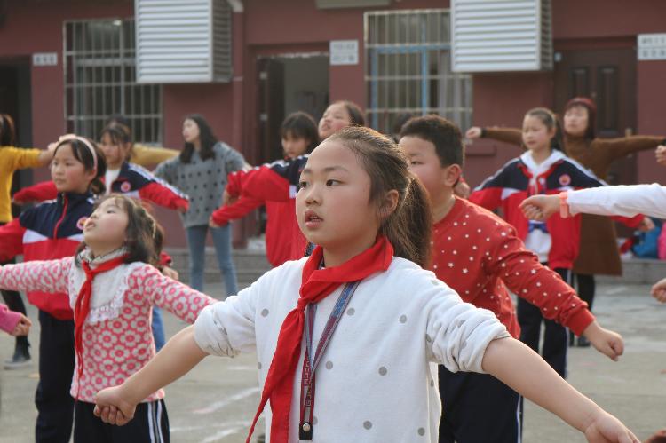 【岳阳楼区望岳小学】阳光体育师生同行—望岳小学师生齐学啦啦操