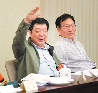 那布拉夏胡加洪代表(中)在审议政府工作报告中通过翻译发言