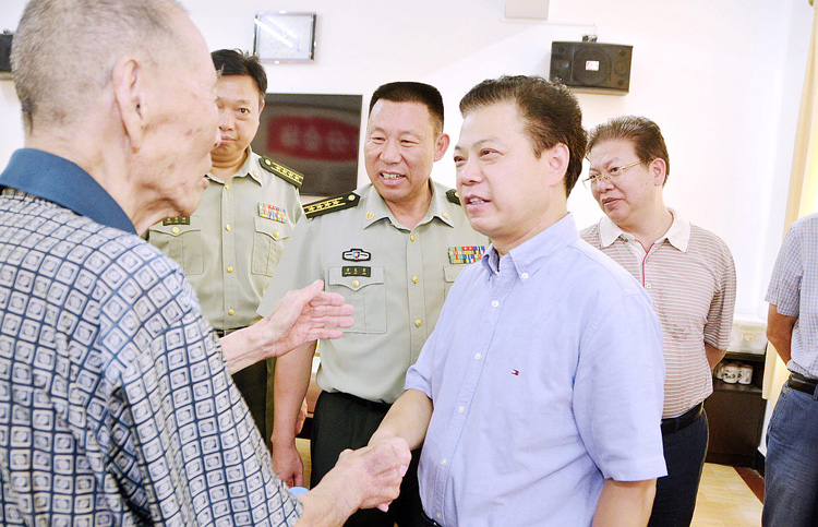 盛荣华刘和生李志坚李湘岳等慰问驻岳部队官兵和老红军老干部