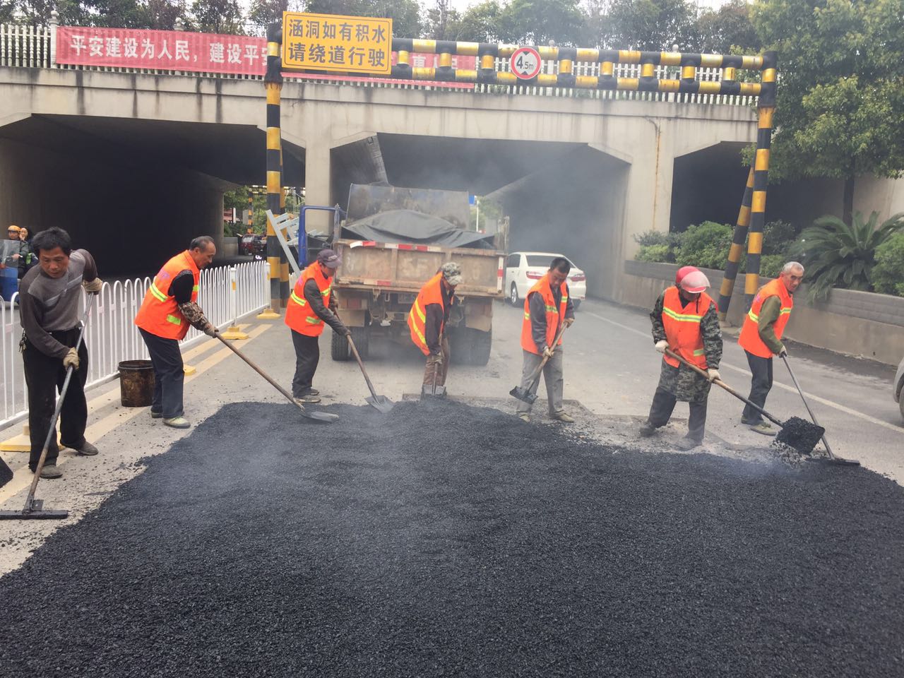 市政维护修路忙 美化城市不言苦