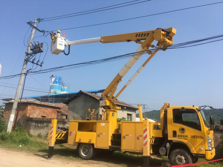 图为带电作业车对九鹏建材厂实施断电