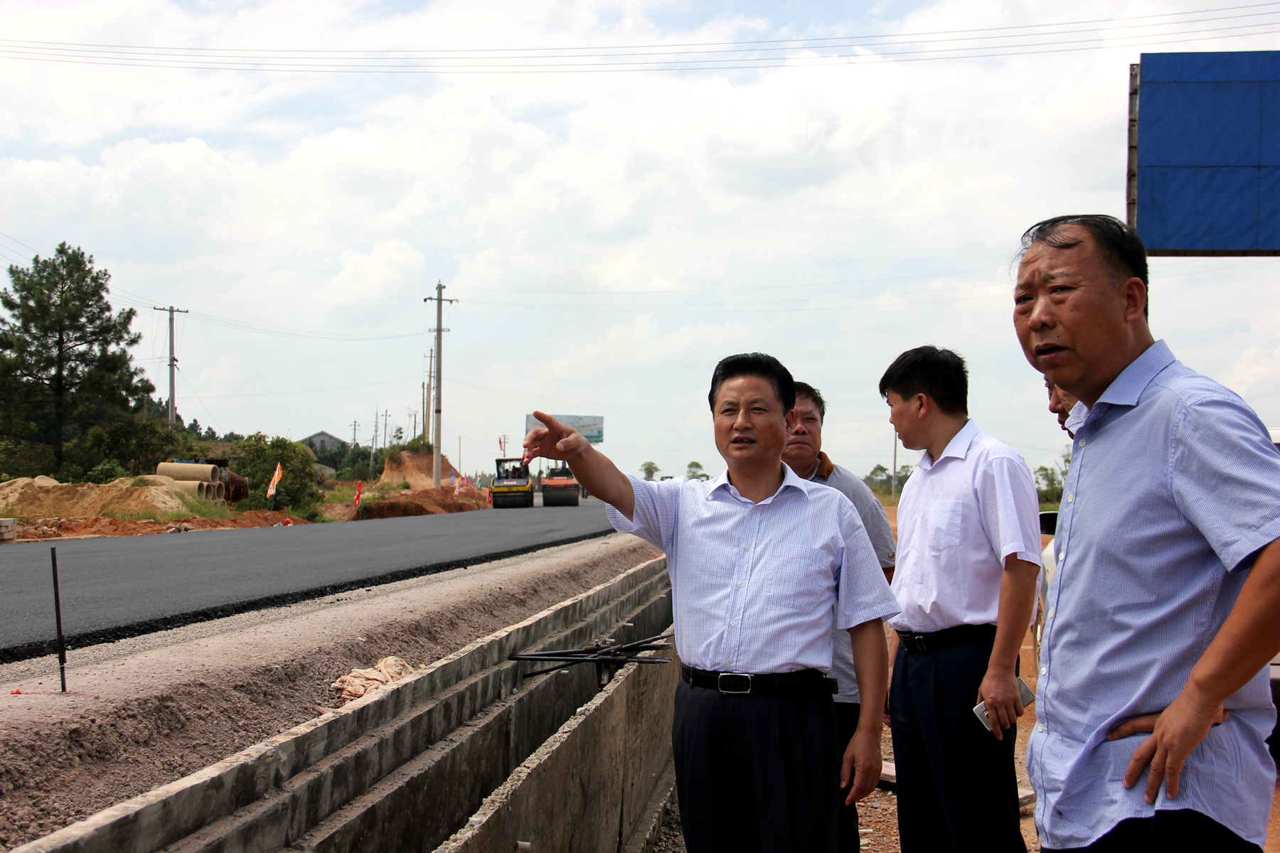 当天,向伟雄还前往南湖大桥,学院路综合提质改造暨岳望高速岳阳连接线