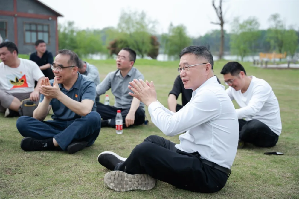 弘扬求索精神 争当发改先必一运动官网锋——市发改委开展主题党日暨户外拓展活动(图3)