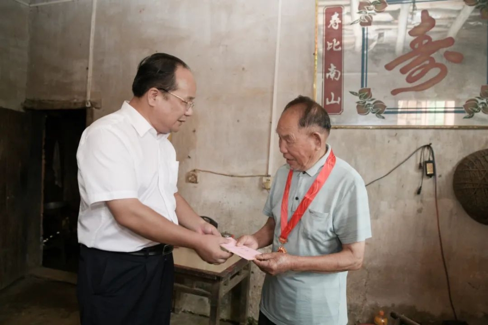 谢运策到临湘市开展“七一”走访慰问并督导防汛备汛工作