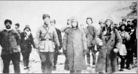 1944年12月，司令员王震（左二）、政委王首道（左三）、副政委王恩茂（右一）与八路军南下支队在入湘前的合影