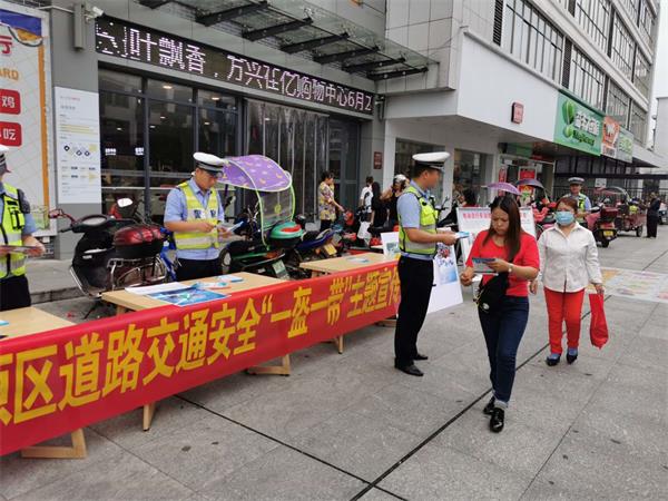 民警向居民们讲解了酒后驾驶,闯红灯,驾乘摩托车不戴安全头盔等交通