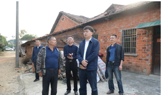 岳陽縣縣長曾平原到中洲鄉督導珍珠和畜禽退養工作