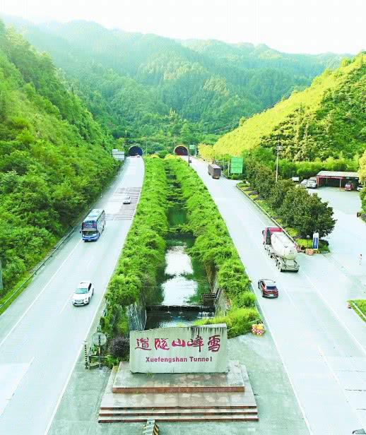 8月1日,來往車輛穿行邵懷高速雪峰山隧道.湖南日報記者徐行攝