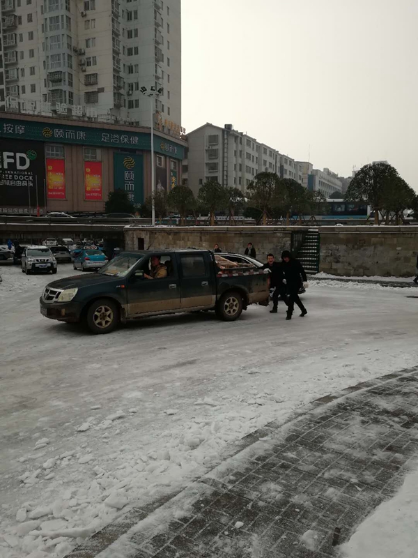 “铲雪除冰，温暖群众”住建人在行动