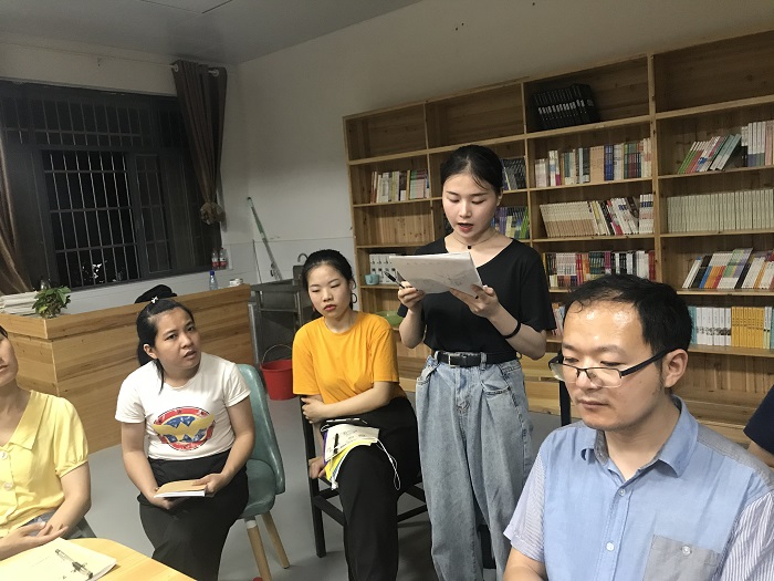 华容县第四中学开展青年教师读书沙龙活动
