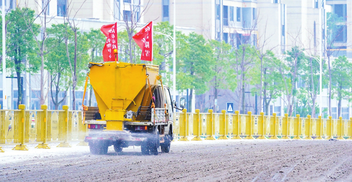  ��ѩ�У�������������һ�ߣ�