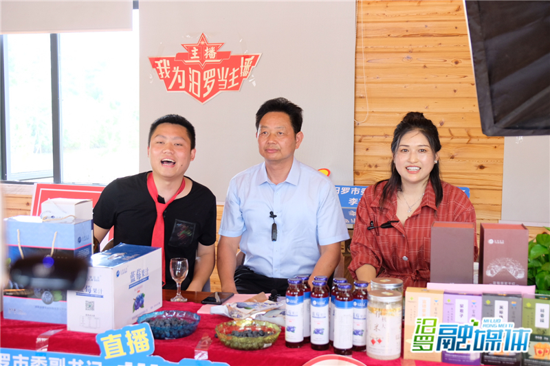 李冯波（中）直播带货_副本.jpg