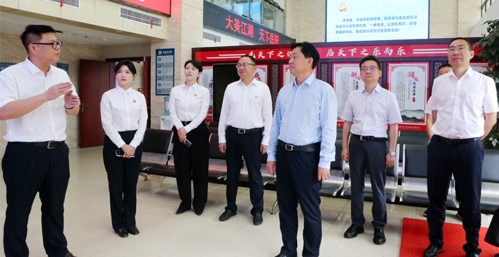 李挚到市公共资源交易中心调研