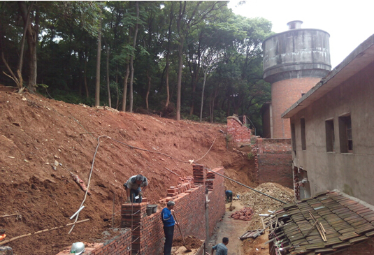 金鶚公園山體滑坡正在搶修中