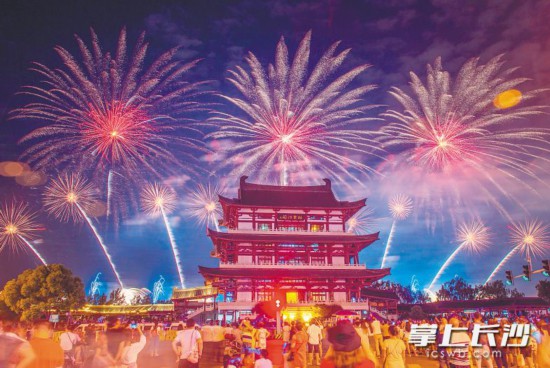 　　湘江之畔，绚烂的焰火点亮星城的夜空，市民们纷纷前来欣赏，感受幸福。