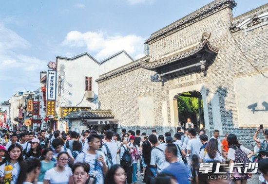 　　太平老街古色古香，各种特色小吃挑逗着人们的味蕾。 