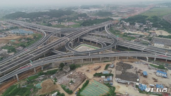 7月1日起，湘府路快速化改造工程花侯路以东下穿高铁段、红旗路互通立交部分匝道和万家丽互通立交剩余3条匝道将实现通车试运行。长沙晚报全媒体记者 王志伟 通讯员 李蓉钰 摄影报道