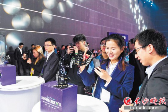 马栏山视频文创产业园内，5G体验区展示的一系列炫酷5G前沿技术应用和黑科技产品吸引了众多市民。 　　长沙晚报全媒体记者 王志伟 摄