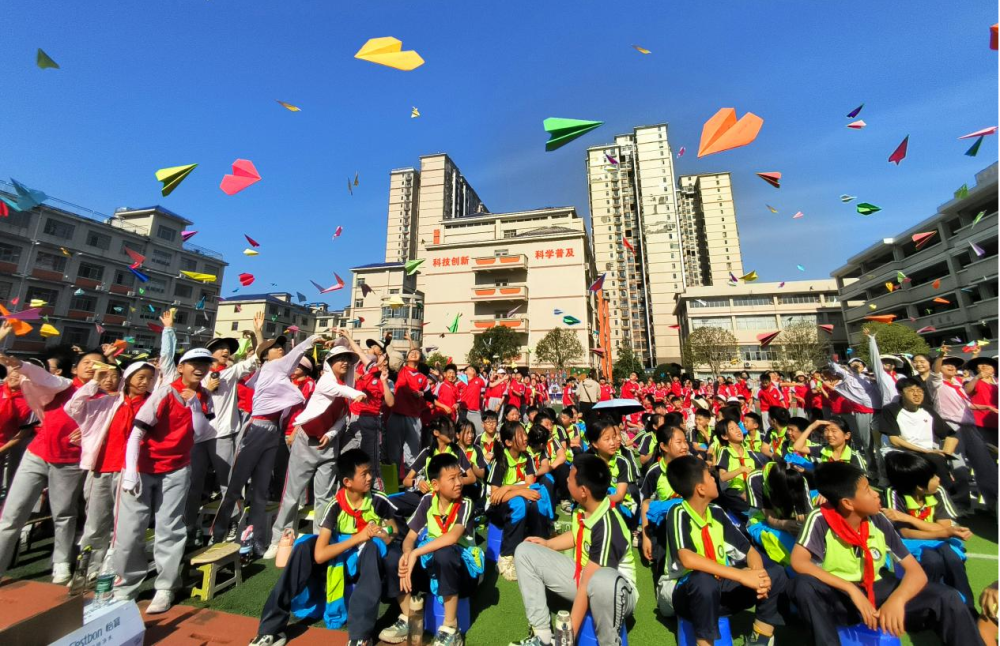 千架纸飞机点燃科创梦 ——岳阳市科协科普轻骑队走进东城小学