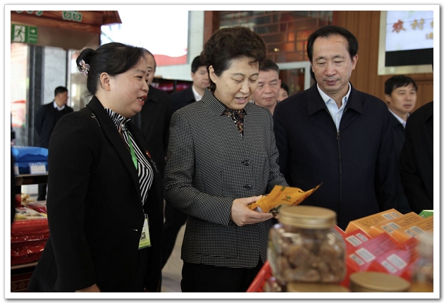 日,中华全国供销合作总社理事会主任,党组副书记喻红秋到福建省龙岩市