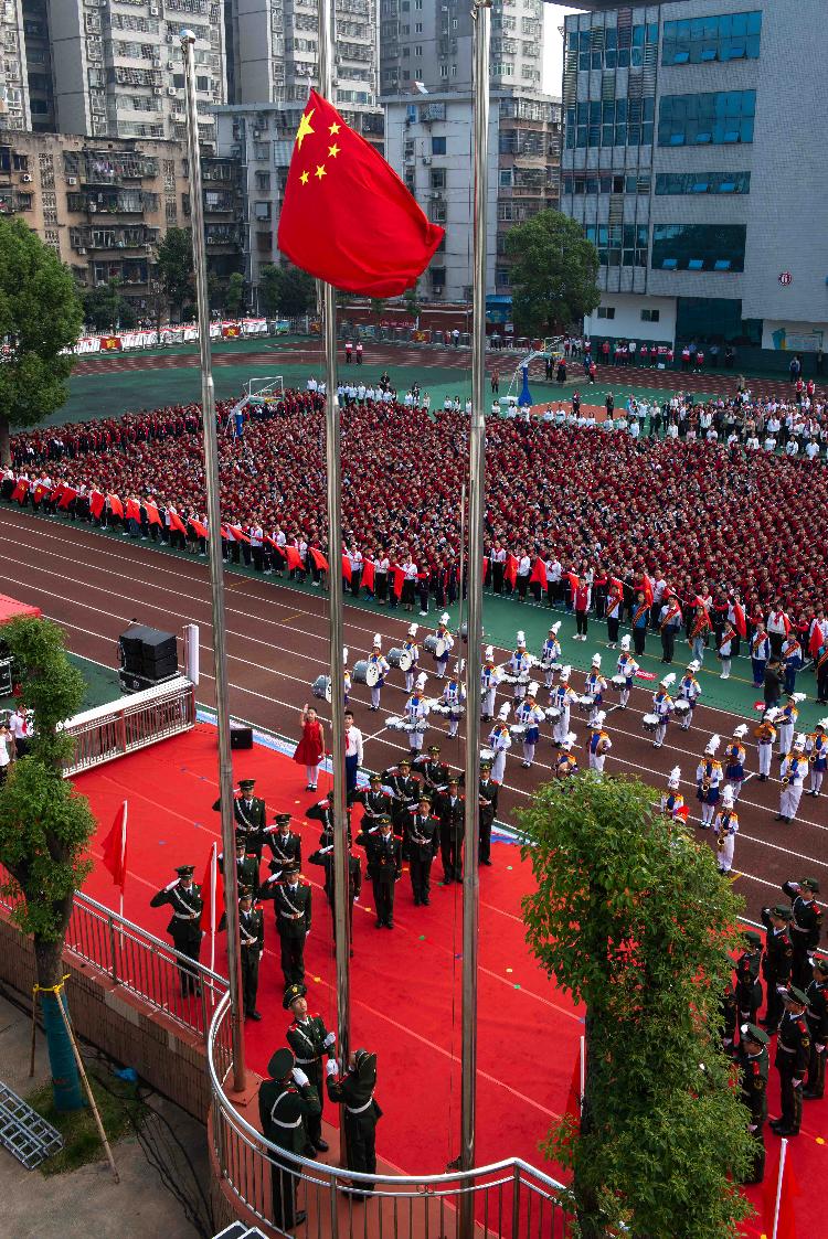 东方红小学:向国旗敬礼