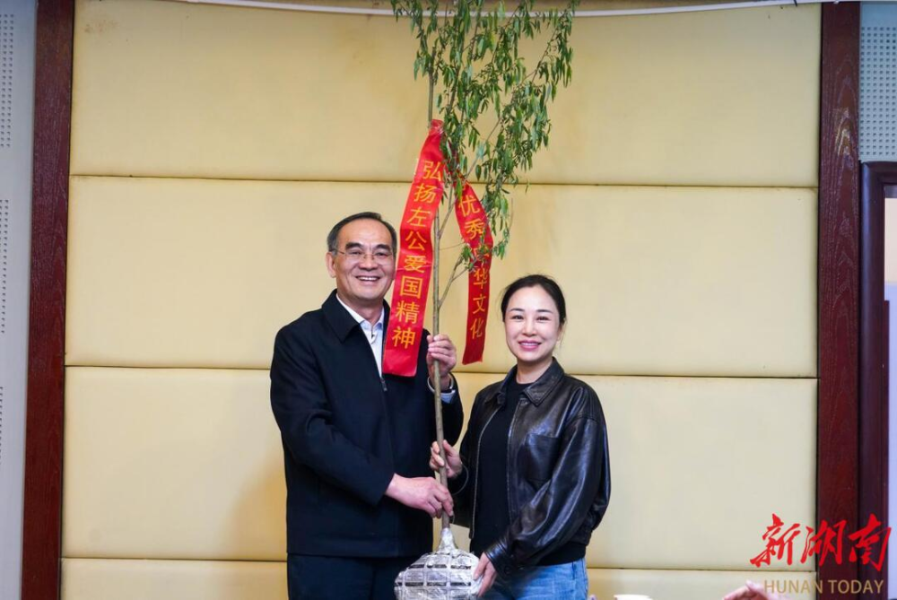 以“柳”为媒  以“土”为证 哈密、岳阳共续爱国主义新篇章