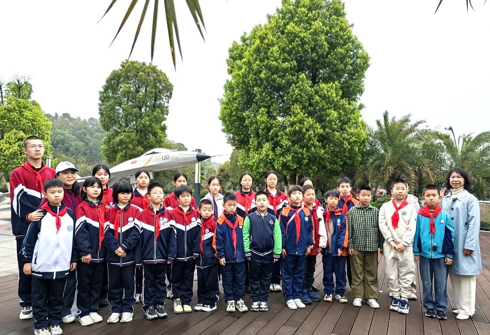 �廳��Ӣ�ҡ�ͯ�����һꡡ�����л�����ͥ�о��Ὺչ�����ų���ʿ����ʵ���